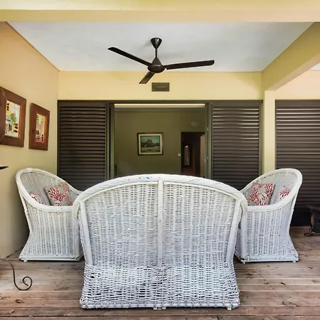 Villa Vakoa - Tranquil Villa With Lush Gardens